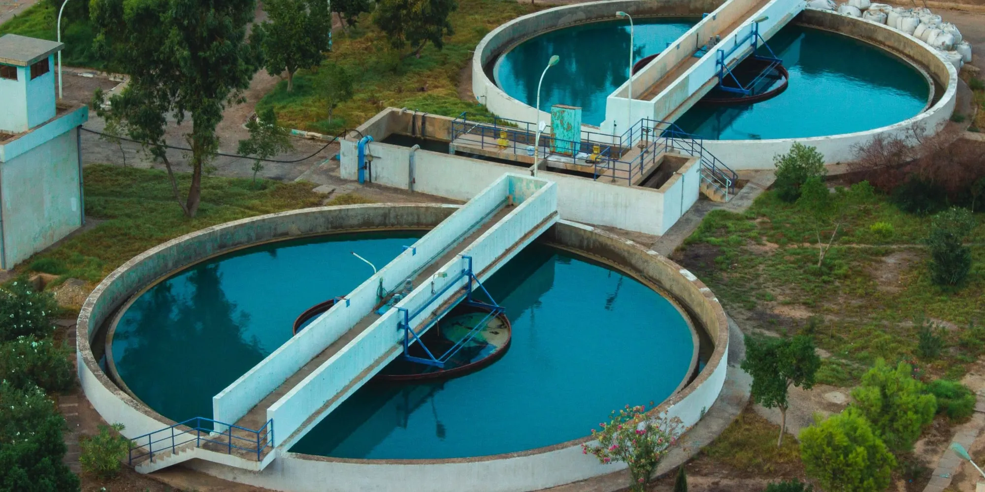 Vista aérea de los decantadores circulares de una planta de tratamiento de agua