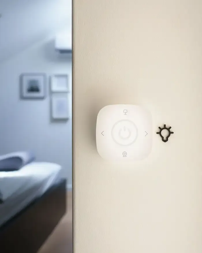 Pulsador domótico en la pared de un dormitorio