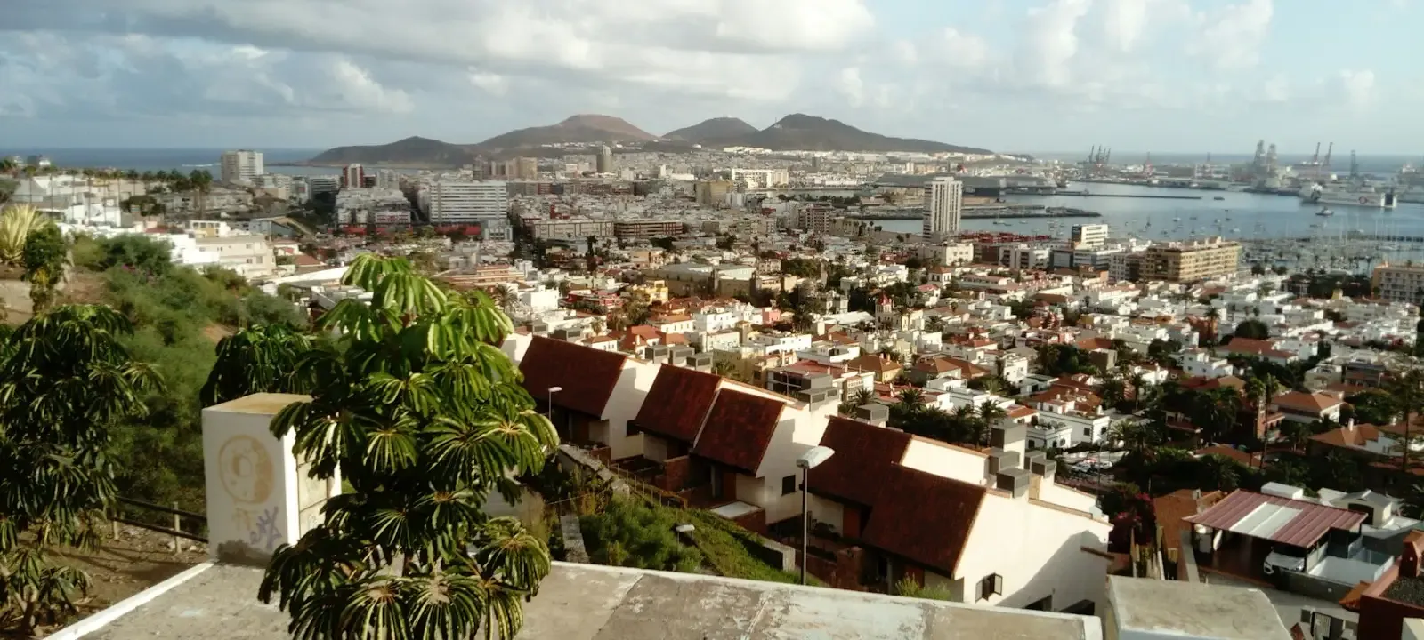 Vista de Las Palmas de Gran Canaria con La Isleta y el puerto al fondo