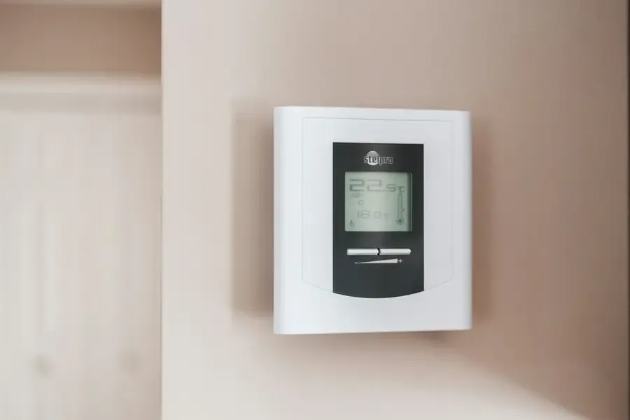 Termostato de pared marcando 22,5 grados